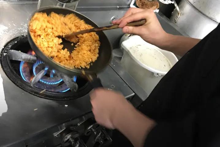 研修の写真パラパラチキンライスを炒めている様子