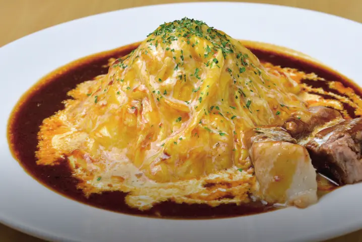 人気メニュー厚切り牛タンシチューオムライスの写真